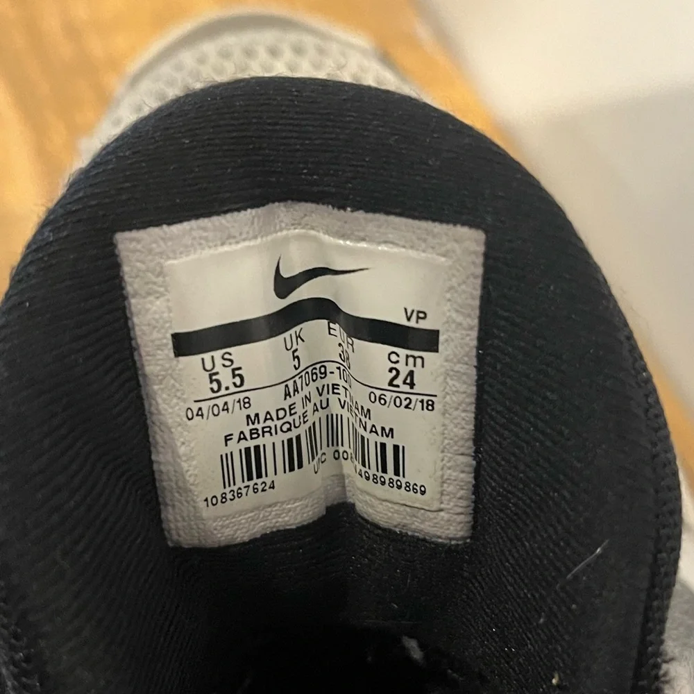 NIKE black and gray air precision 2 running shoes size 5.5‎